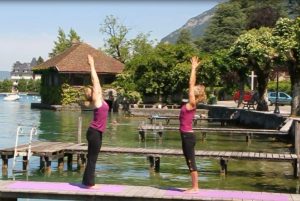 Charlotte Saint Jean et Cécile Roubaud en pose de yoga dans la posture de la montagne au bord d'un lac pour se connecter à la Terre.