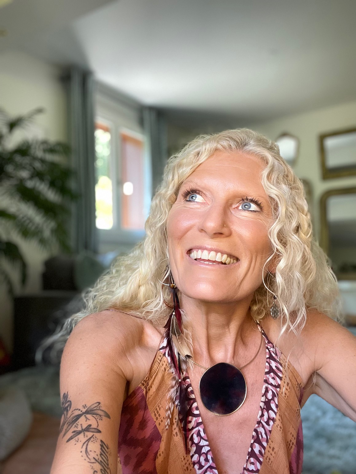 Visage lisse, lumineux et souriant de Charlotte Saint Jean professeur de yoga du visage