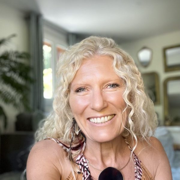 Gros plan du visage de Charlotte Saint Jean souriante et rayonnante grâce au yoga du visage en ligne