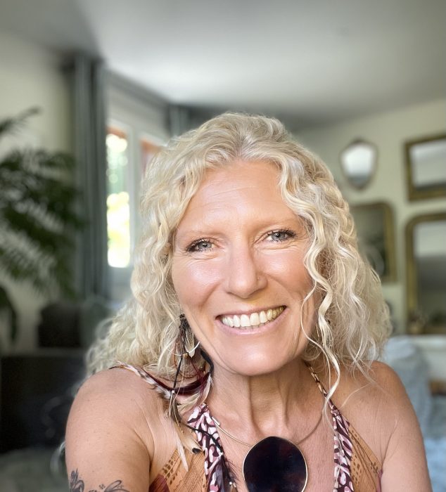 Gros plan du visage de Charlotte Saint Jean souriante et rayonnante grâce au yoga du visage en ligne