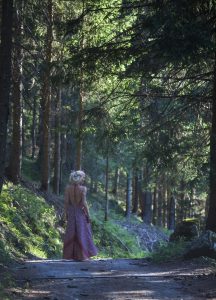 Charlotte Saint Jean se balade dans la forêt.